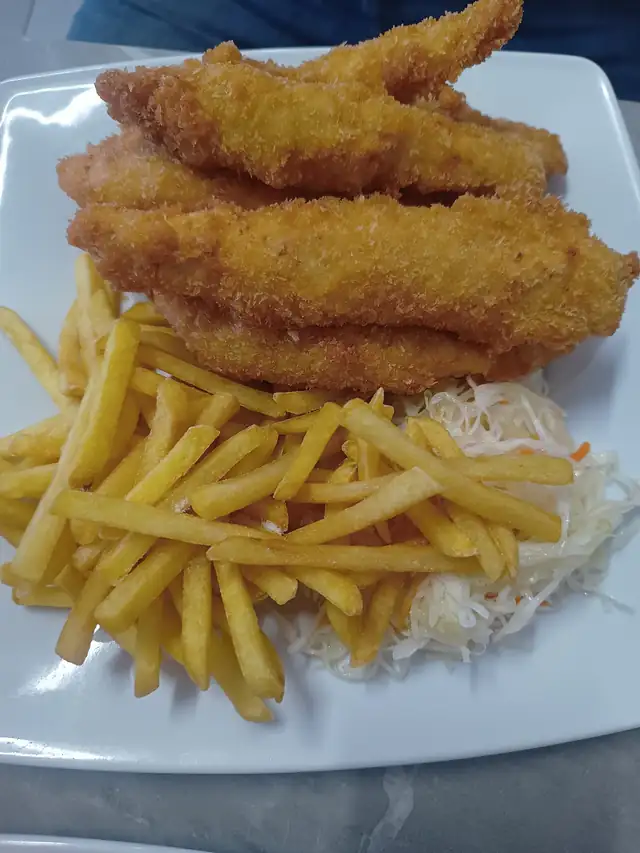 Kurczak w panierce z frytkami